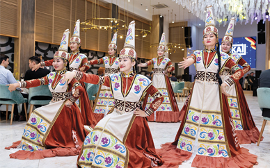 В рамках торжественной программы были продемонстрированы казахские национальные танцы.
